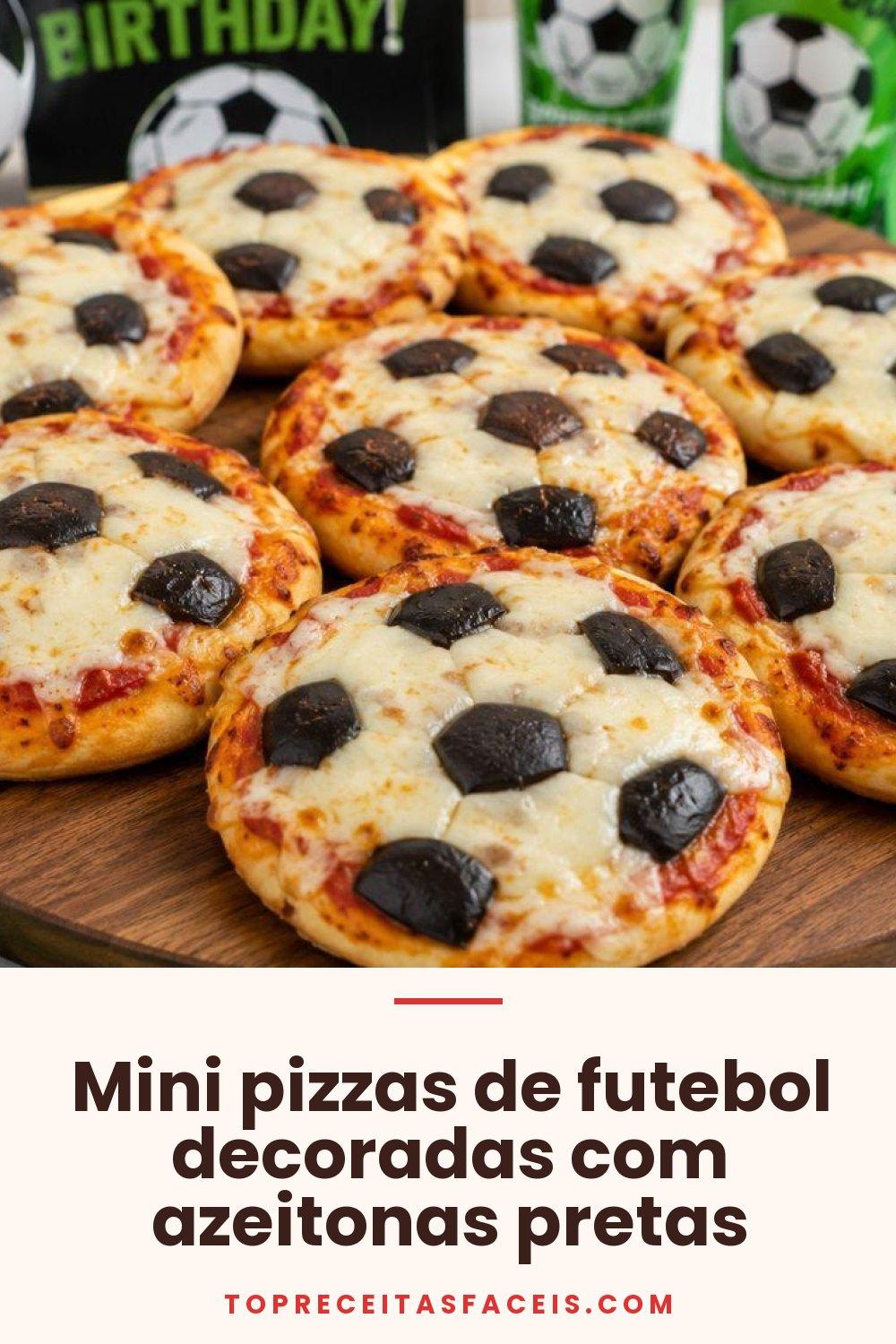 Mini pizzas de futebol decoradas com azeitonas pretas
